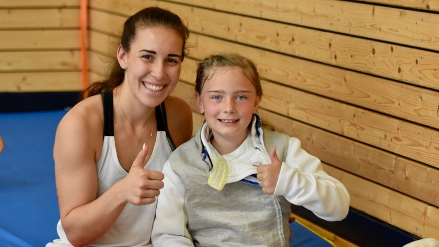 Nationalfechterin Anne Sauer, hier mit FSC-Fechterin Valentina, unterstützt gern unser Engagement für Kinder und Jugendliche.